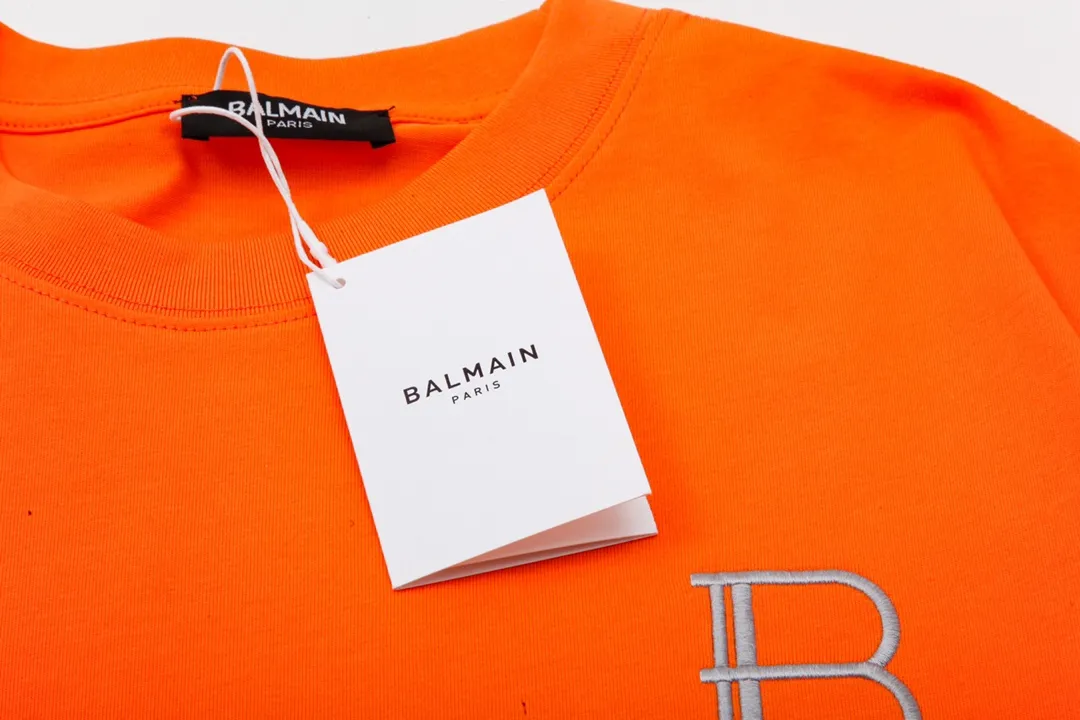 BALMAIN Big B letter embroidery🪡 The large logo is exquisitely upgraded, inspired by the original Retro fabric in the 1980s. Official Same Style short-sleeved T-shirt. Customized. Gram-dyed fabric. Very comfortable to the touch. Latest brick cabinet synchronization for spring and summer. Fashionable and personalized. Super Versatile looks good. Very suitable for both men and women. Must-have style. Tag. Collar label. Washed wheat. Complete with three labels. Color: Orange Size: XS~L